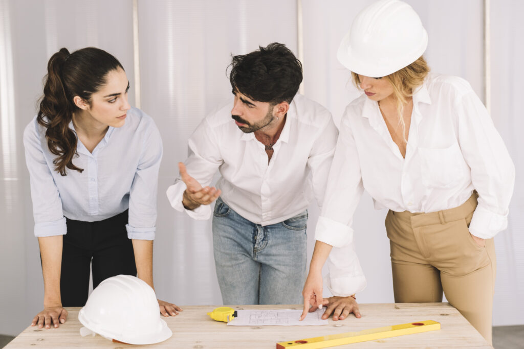 Tecnici e professionisti impegnati su un progetto coordinato digitalmente per una ristrutturazione rapida ed efficace.